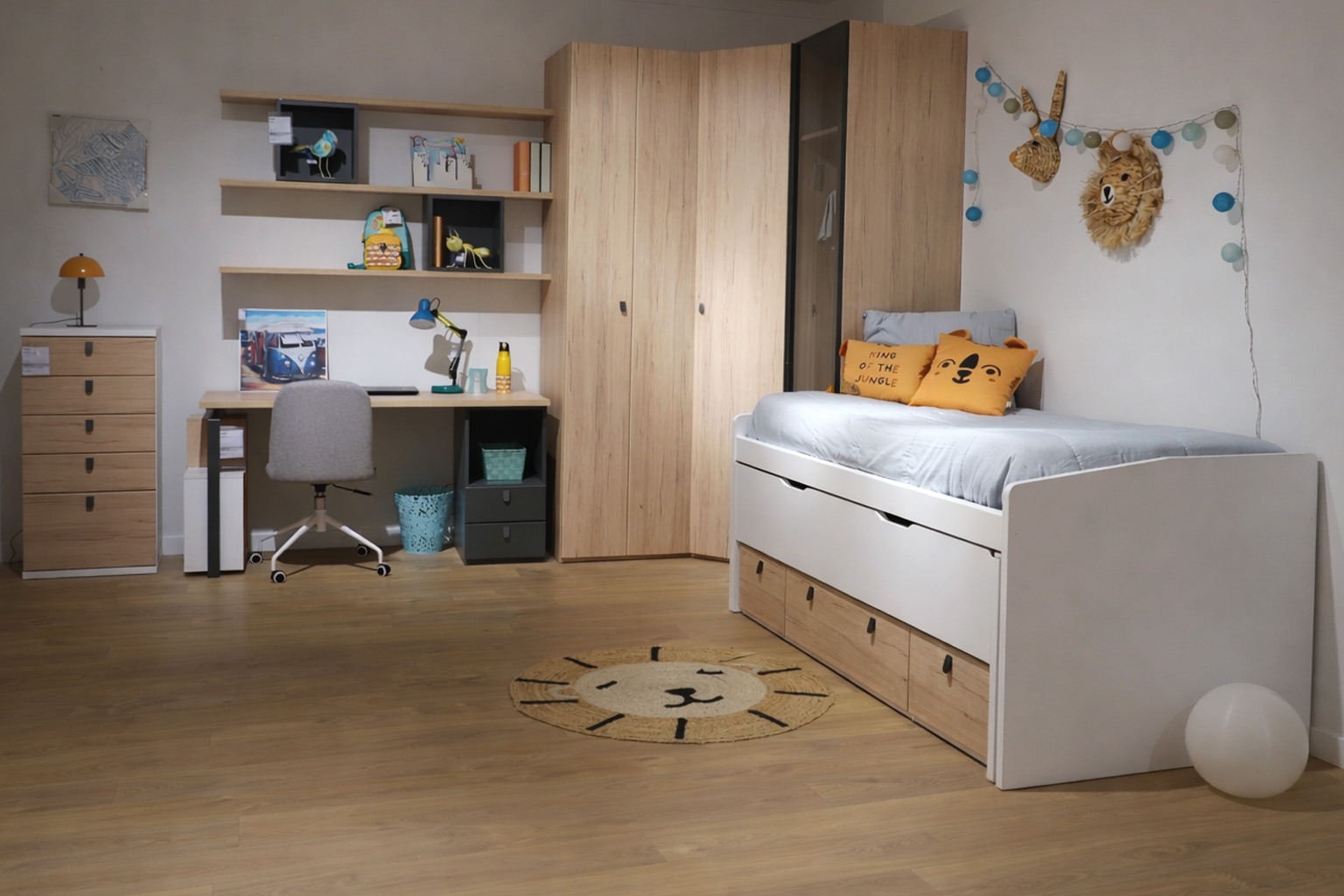 Dormitorio juvenil con cama nido, escritorio, estanter&iacute;as y armario en madera clara