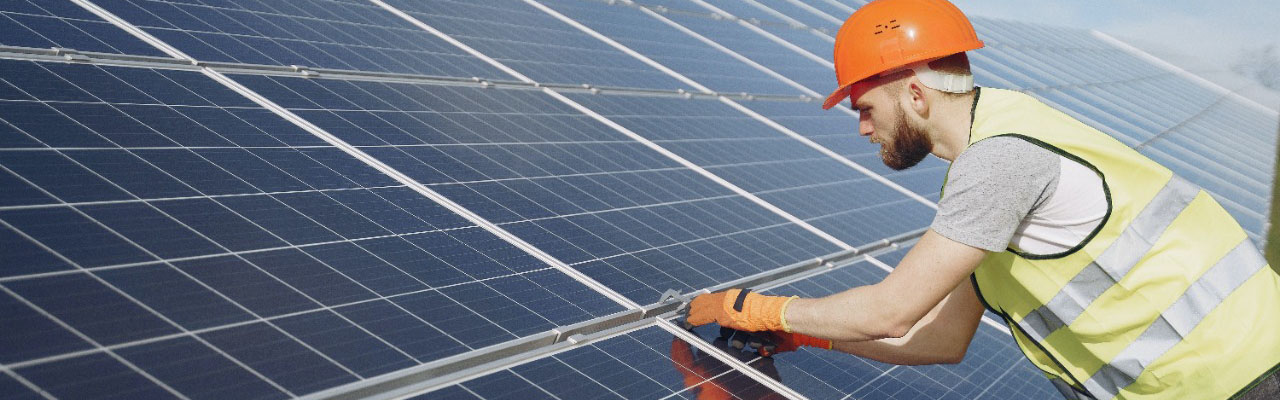 Hombre montando placas solares