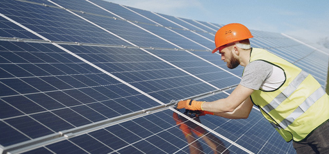 Hombre montando placas solares